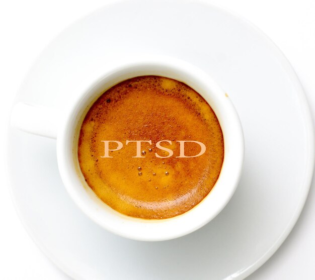 Texto ptsd en taza de café expreso sobre imagen de fondo blanco