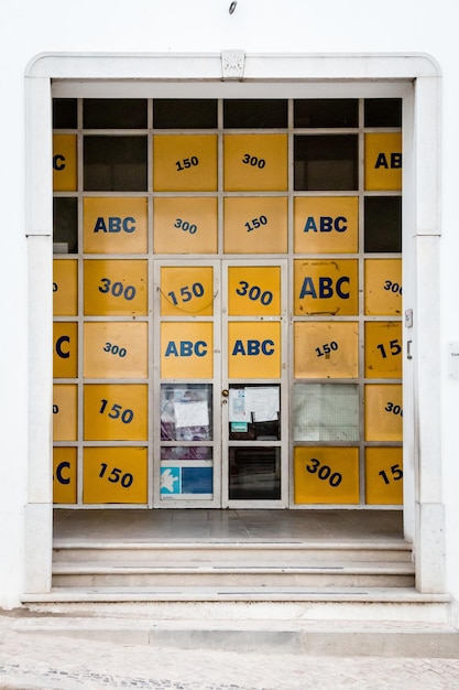 Foto texto en la puerta amarilla del edificio