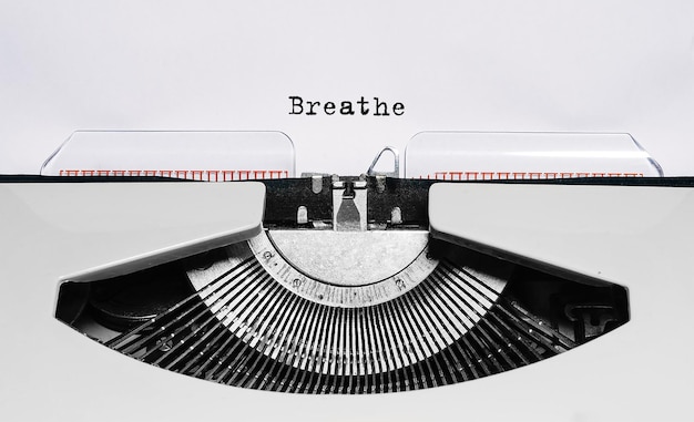 Texto Respirar escrito en máquina de escribir retro