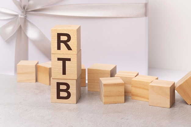Texto RTB en cubos de madera sobre un fondo de papel blanco