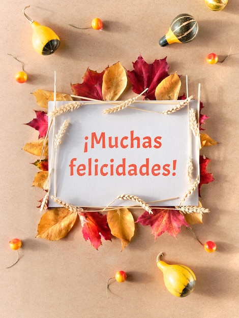 Foto texto de saludo de leyenda de marco de otoño muchas felicidades significa felicitaciones en idioma español sentar planas con hojas de otoño naturales