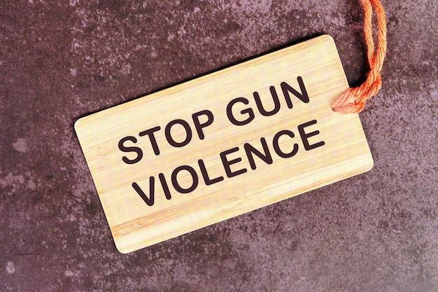 Texto STOP GUN VIOLENCE no cartão