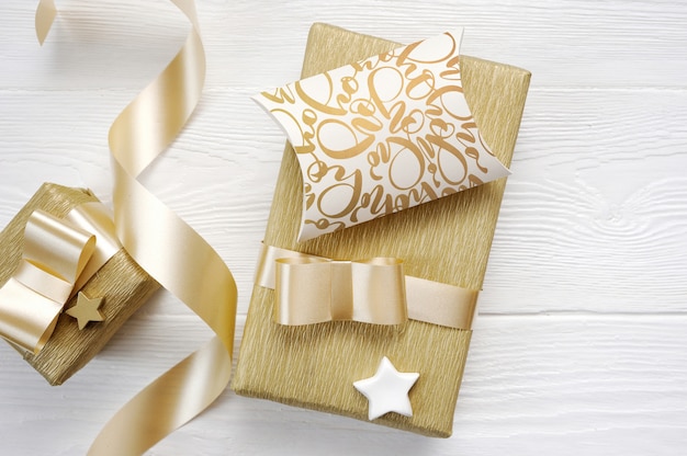 Texto de tarjeta de felicitación de Navidad Hohoho con cinta de regalo de oro