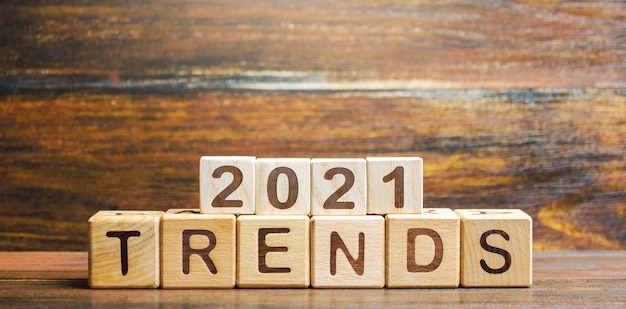 Texto de tendencias 2021 en bloques de madera.