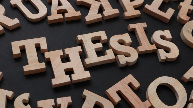 Foto texto de la tesis palabras tipografía escritas con letras de madera sobre fondo negro
