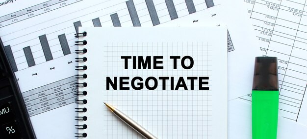 Texto TIME TO NEGOTIATE na página de um bloco de notas. Conceito de negócios.