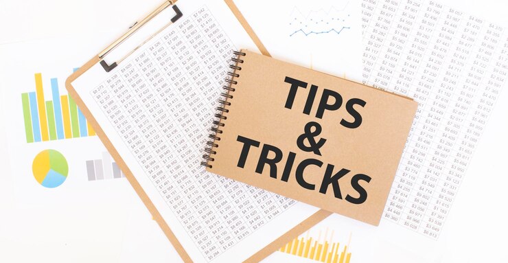 Foto texto tips y tricks en el bloc de notas de papel marrón en la mesa con diagrama concepto de negocio