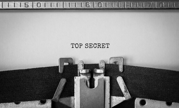 Texto Top Secret escrito en máquina de escribir retro