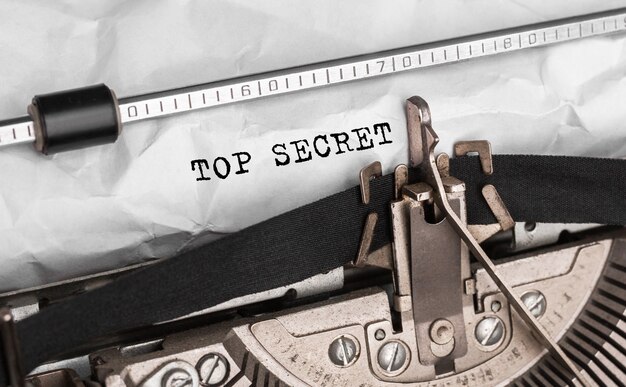 Texto Top Secret escrito en máquina de escribir retro