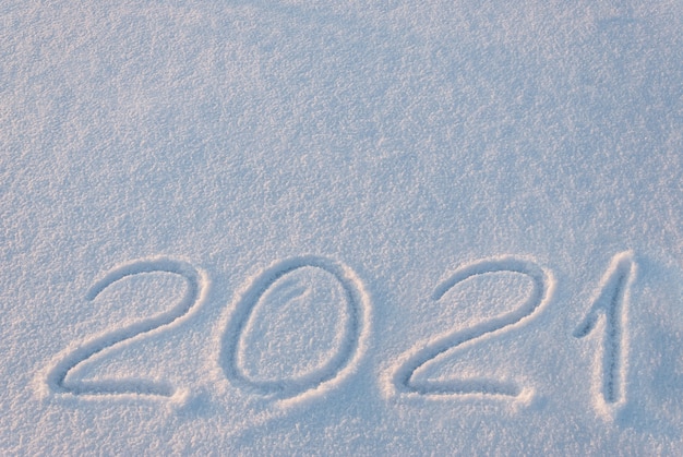 Texto de vacaciones 2021 dibujar en la nieve para Año Nuevo y tarjeta de Navidad