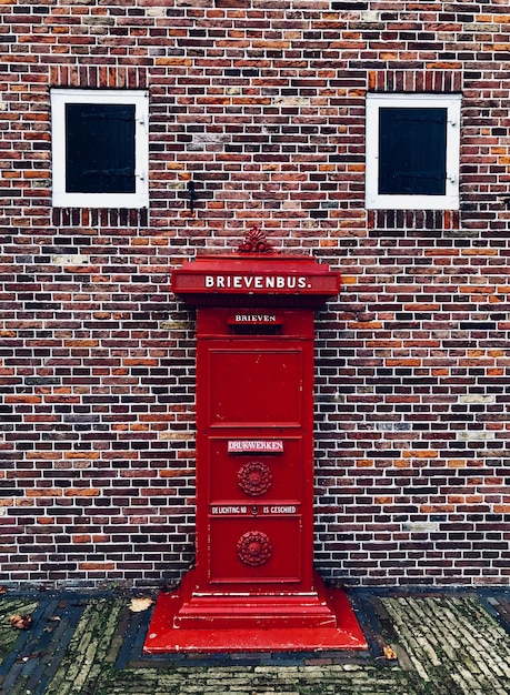 Texto vermelho na parede de tijolos