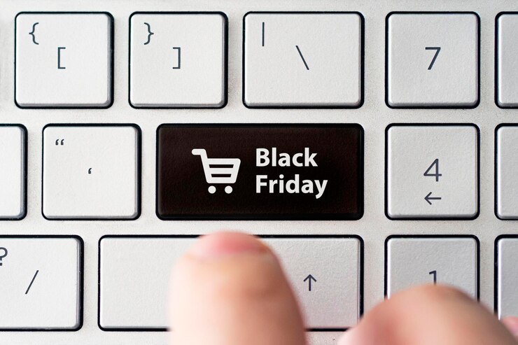 Foto texto de viernes negro y carrito de compras en el teclado concepto de viernes negro botón negro en el teclado del ultrabook moderno subtítulo en el botón