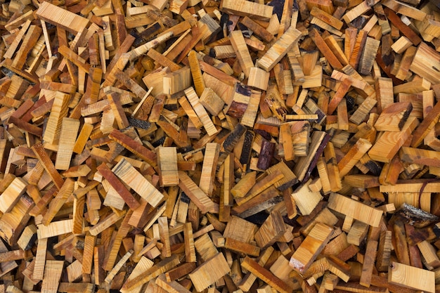 Textur. Abfälle aus der Holzbearbeitung. Haufenweise Chips, Rinde, Stücke und Sägemehl.Hochwertiges Foto
