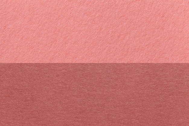 Textur aus rosa und kastanienbraunem Papier Hintergrund halb zwei Farben Makro Struktur aus Vintage dichtem Rosenkarton