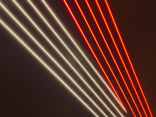 Textur aus rot-weiß leuchtenden hellen Neon-LED-Mehrfarbenlaser-abstrakten Streifen