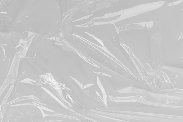 Textur aus weißem Kunststoff oder Polyethylenbeutel Transparenter, faltiger Kunststoff, makroweißer Hintergrund