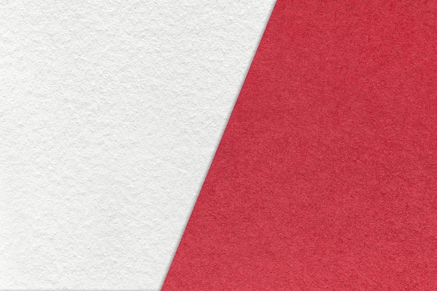 Textur aus weißem und rotem Papier Hintergrund halb zwei Farben Makro Vintage dichter Kraftweinkarton