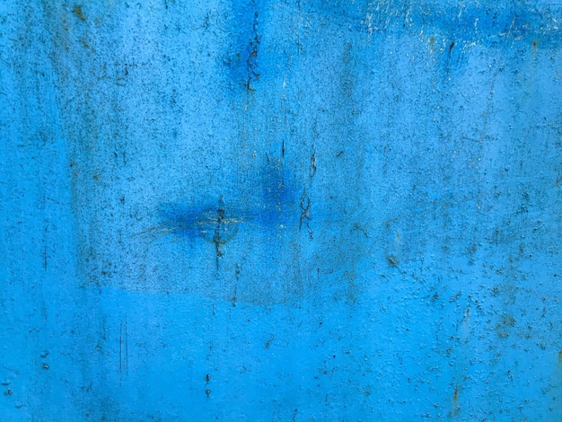 Textur blauer Rostschaden auf dem Blechhaus, das Bänke bedeckt, blau lackierte Metalloberfläche