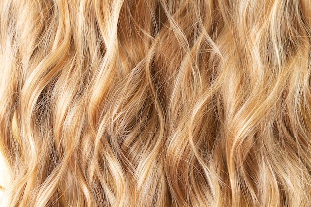 Textur blonde wellige Haare schneiden Styling-Pflege oder Erweiterungskonzept