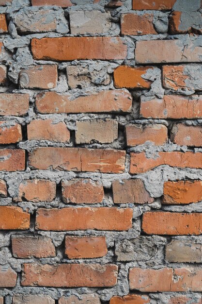 Textur der alten rissigen und zerstörten roten Backsteinmauer