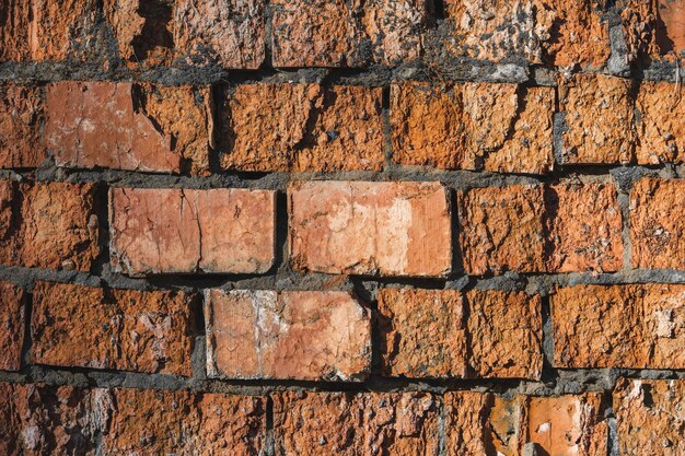 Textur der alten rissigen und zerstörten roten Backsteinmauer