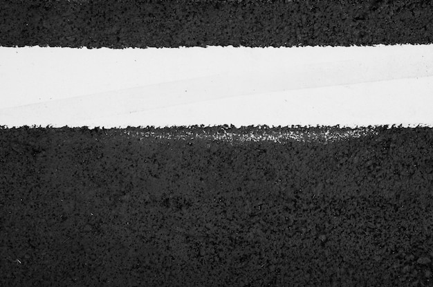 Textur der Asphaltstraße mit weißem gestricheltem Draufsichthintergrund