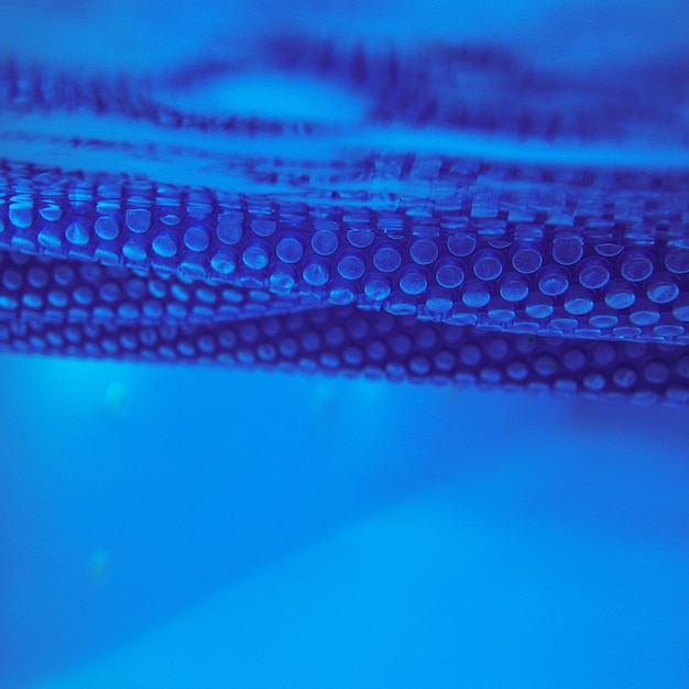 Textur der blauen Solarfolie für das Schwimmbad unter Wasser