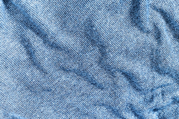 Textur des gestrickten Stoffhintergrunds. Schließen Sie herauf Kleidung klassischer blauer Farbtrend 2020.