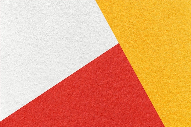 Textur des handwerklichen weißen, gelben und roten Papierhintergrundmakros Struktur des abstrakten Vintage-Kartons
