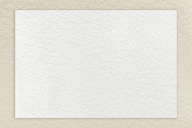 Foto textur des handwerklichen weißen papierhintergrunds mit hellbeigem randmakro struktur aus dichtem, braunem kraftkarton