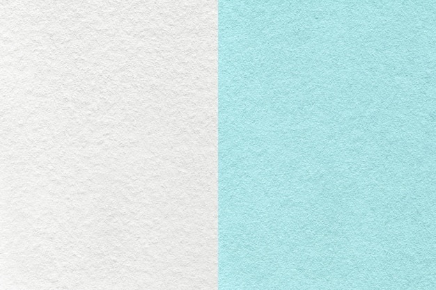 Textur des Handwerks blau-weißes Papier Hintergrund halb zwei Farben Makro Struktur der alten himmelblauen Pappe