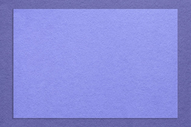 Textur des Handwerks sehr peri Farbpapier Hintergrund mit blauem Rand Makro Struktur aus Vintage-Kraft-Violett-Karton