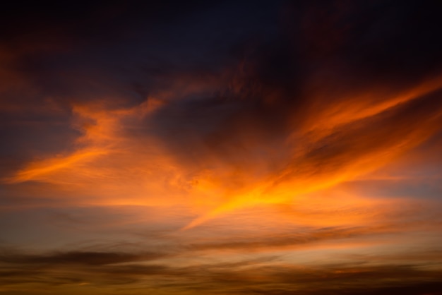 Textur des hellen Abendhimmels während des Sonnenuntergangs