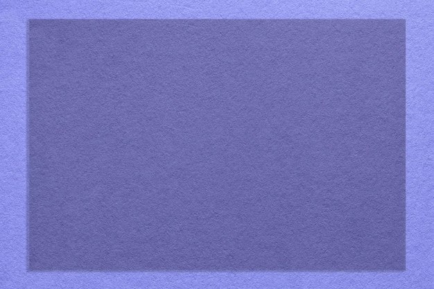 Textur des violetten Papierhintergrunds mit lavendelfarbenem Randmakro Struktur von Kraftkarton sehr peri