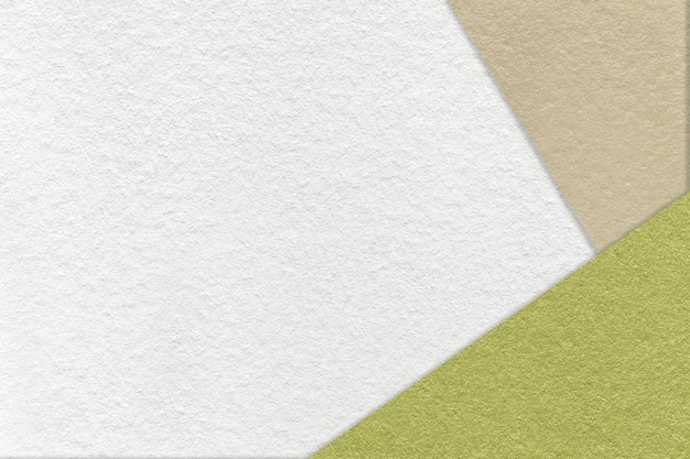 Textur des weißen Papierhintergrunds mit beigem und grünem Rand Abstrakter Vintage-Karton