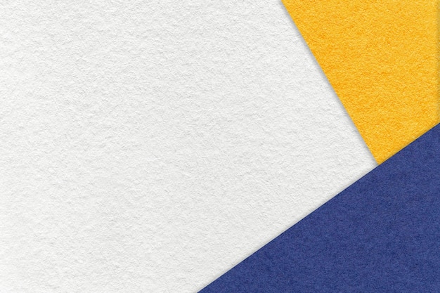 Textur des weißen Papierhintergrunds mit gelbem und marineblauem Rand Abstrakter Vintage-Karton