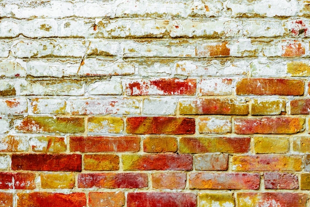 Textur einer Backsteinmauer mit Rissen und Kratzern, die als Hintergrund verwendet werden können