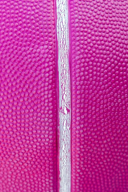 Textur eines Basketballballs mit einer violetten Farbe aus nächster Nähe