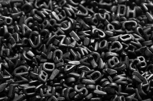 Foto textur mit schwarzen buchstaben verstreutes alphabet