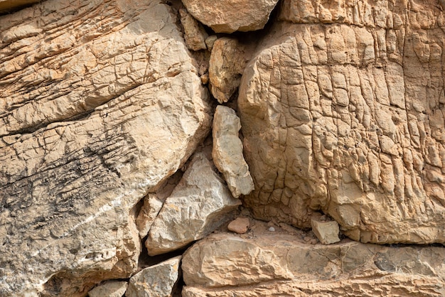 Textur von alten Steinen mit Rissen und Beulen