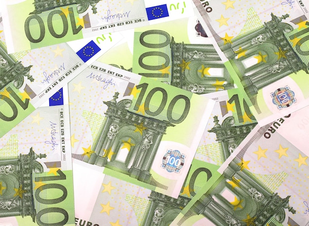 Textur von Banknoten auf 100 Euro auf dem Tisch verstreut