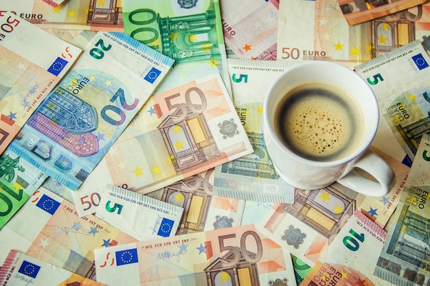 Textur von banknoten und einer tasse kaffee geld