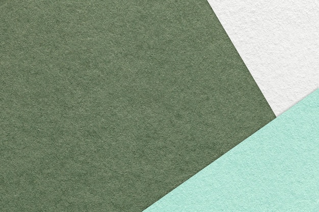 Textur von Craft-Olivenfarbenpapier-Hintergrund mit weißem und Minzrand Vintage-abstraktem grünem Karton