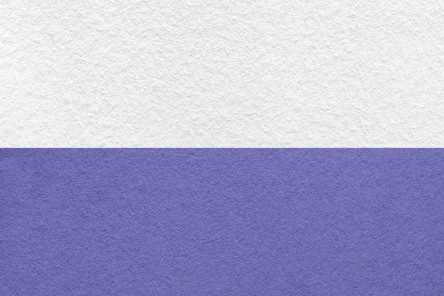 Textur von Craft White und sehr peri Papier Hintergrund halb zwei Farben Makro Struktur aus Vintage-Violett-Karton