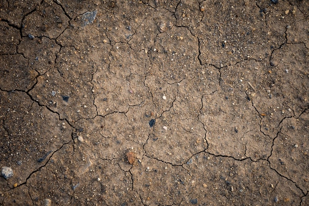 Textur von getrockneter, rissiger Erde, weil es keine Regen- und Dürrezeit gibt