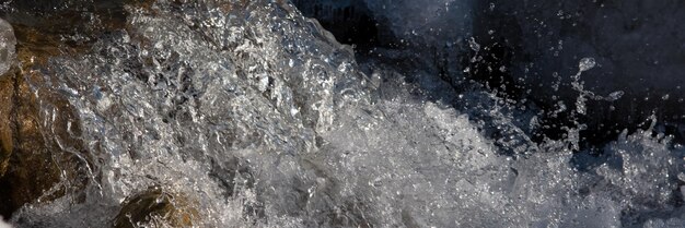 Textur von kochendem Wasser, Wasserfall, Bergfluss, kochenden Bächen, mit Eis im Winter. Textur River Creek Stream. Wasserfall