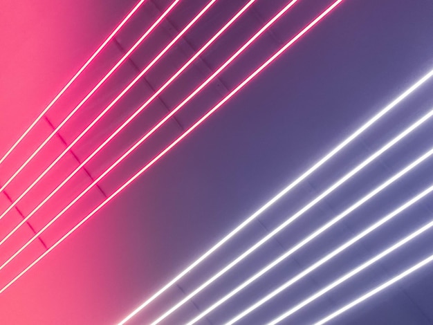 Textur von lila, rosa und weiß leuchtenden hellen Neon-LED-mehrfarbigen Laser-abstrakten Streifen