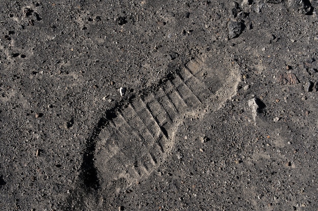 Textur von Sand. Fußabdrücke im Sand.