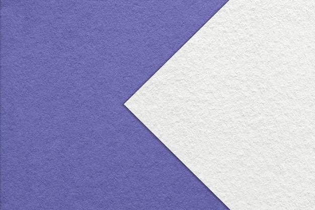 Textur von sehr peri Papierhintergrund halb zwei Farben mit weißem Pfeilmakro Struktur aus violettem Karton des Handwerks