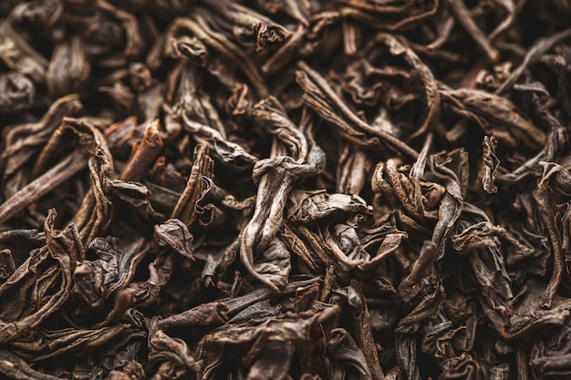 Textur von trockenen schwarzen Teeblättern